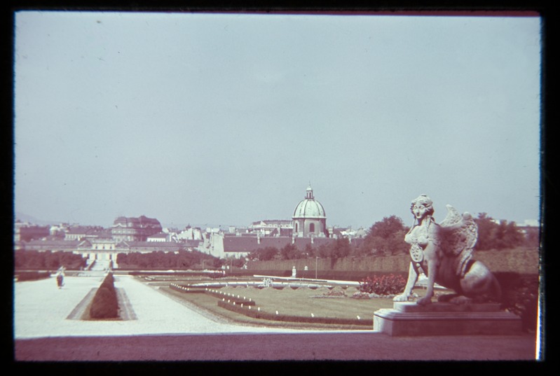 Vaade Belvedere lossi pargile Ülemise Belvedere lossi poolt. Paremal sfinksi skulptuur.