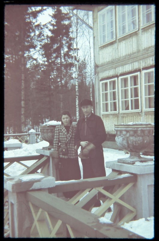 Perepilt Johannes Koitmetsa lapsepõlvekodus Käänil Kopsu talus. Esireas: vasakult 1. Johannes Koitmets. Tagareas: paremalt 1. Johannes Koitmetsa õde, 2. Johannes Koitmetsa õe abikaasa.