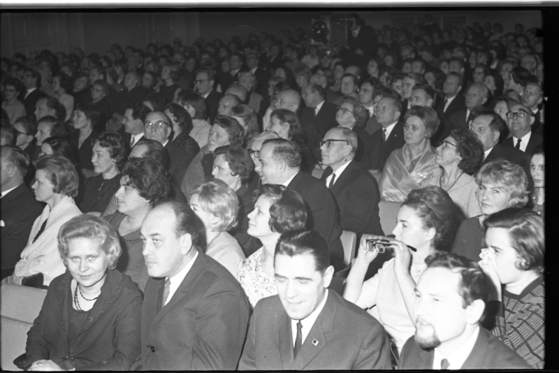 Eesti Raadio 40.juubeli tähistamine Estonia teatri kontserdisaalis. Publik saalis. Ees vasakult 2. Iivo Nei, 4. Hugo Hiibus.