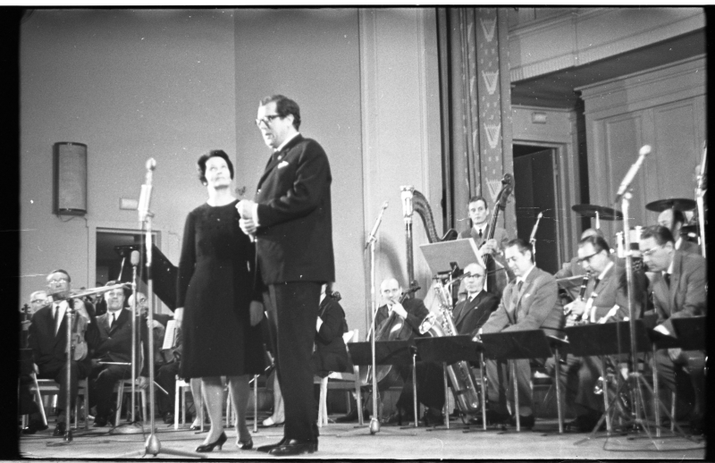 Eesti Raadio 40.juubeli tähistamine Estonia teatri kontserdisaalis. Laval teadustajad Zinaida Madissova ja Einari Koppel.
