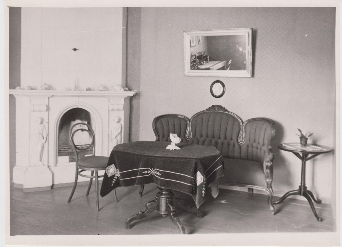 Nurgake kaminatoast C. R. Jakobsoni Talumuuseumi peahoones.