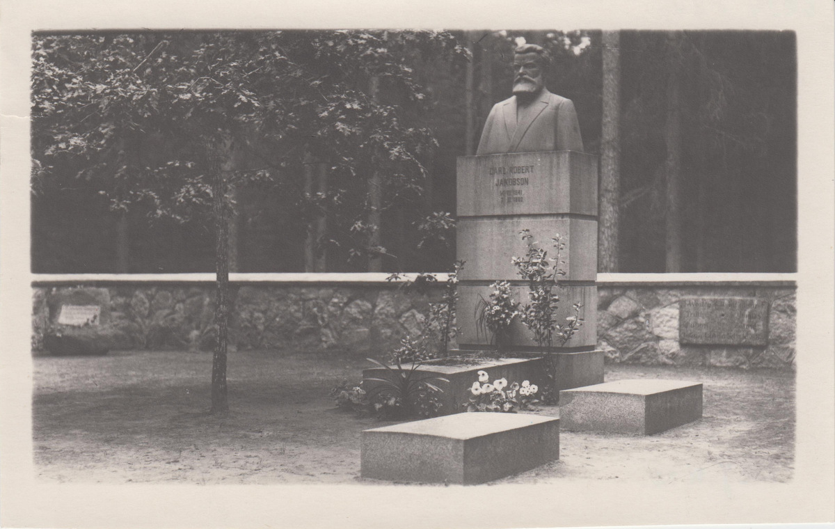C. R. Jakobsoni matmispaik ja hauasammas.