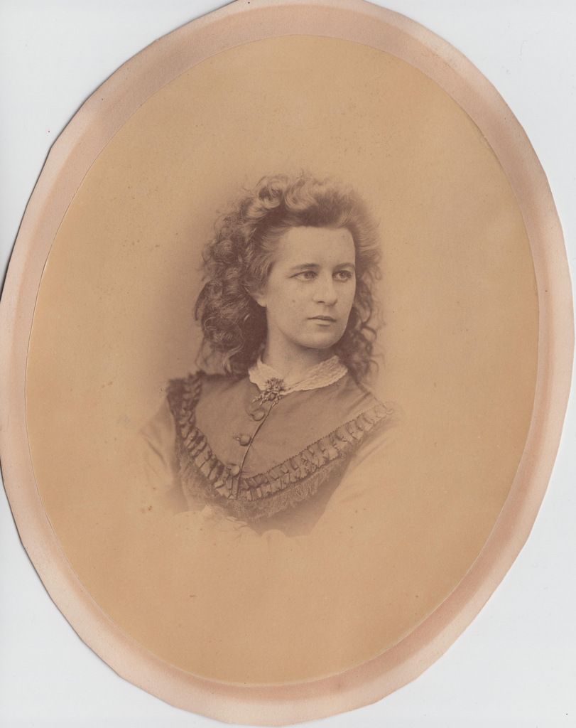 Lydia Koidula, rinnaportree.