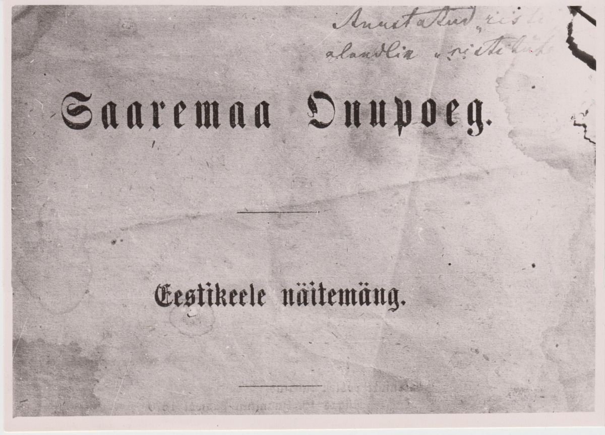 Lydia Koidula poolt C. R. Jakobsonile pühendusega kingitud raamatu "Saaremaa onupoeg" tiitelleht (ülemine pool).
