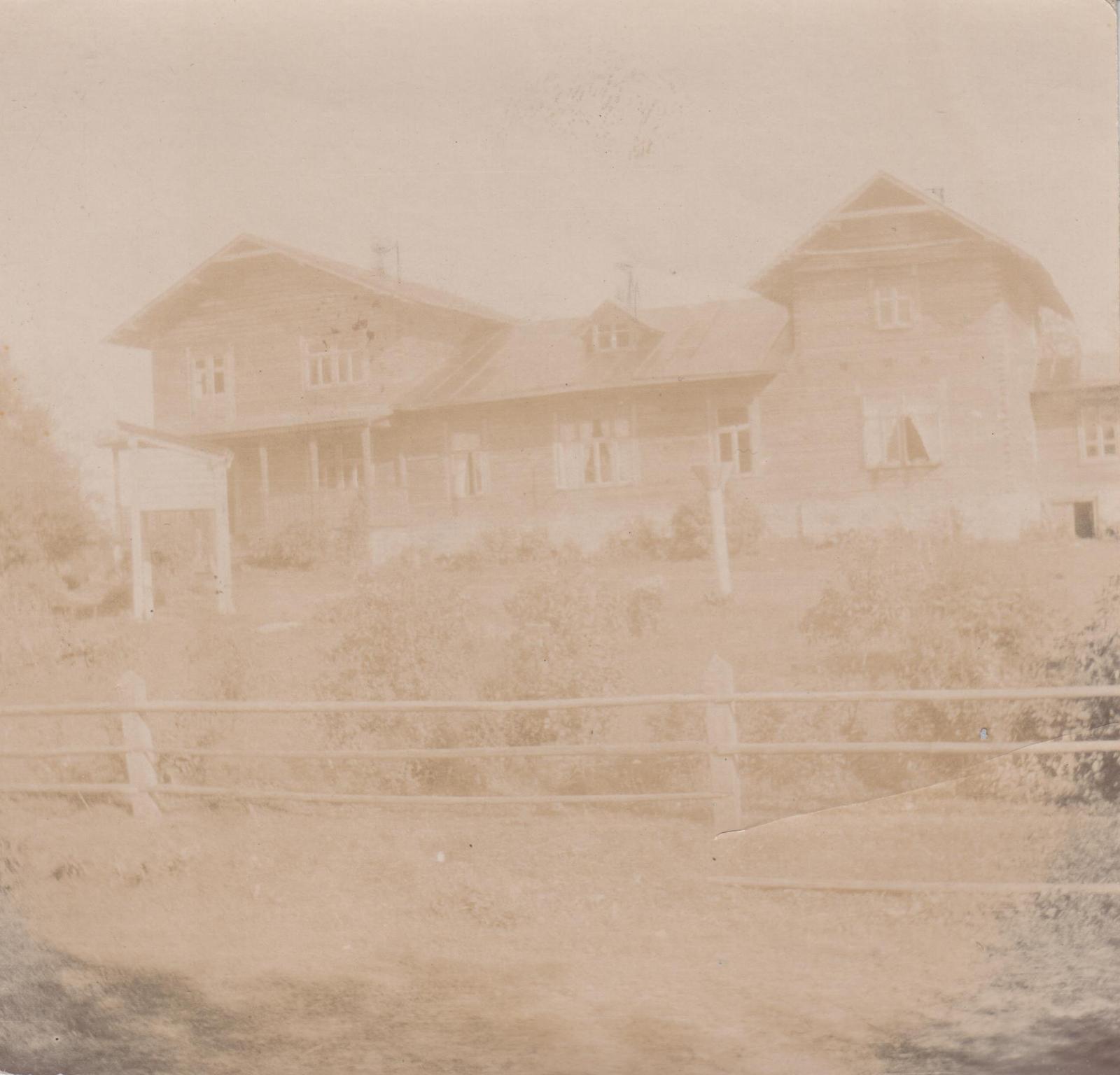 Kurgja elumaja 1900. a. paiku. Vaade  läänest.