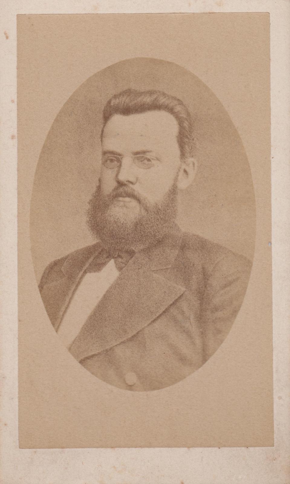 C. R. Jakobsoni rinnaportree.