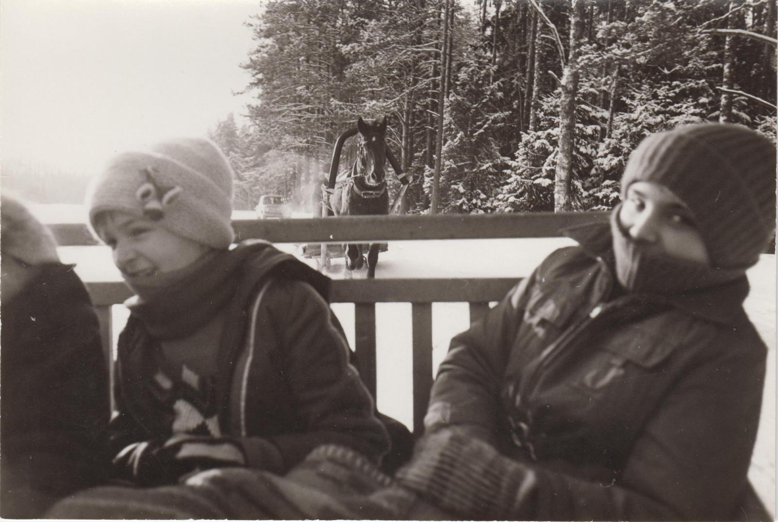 Ida Jakobsoni 100. sünniaastapäeva tähistamine Kurgja-Linnutajal. Saanisõit perekonnakalmistult Kurgjale.