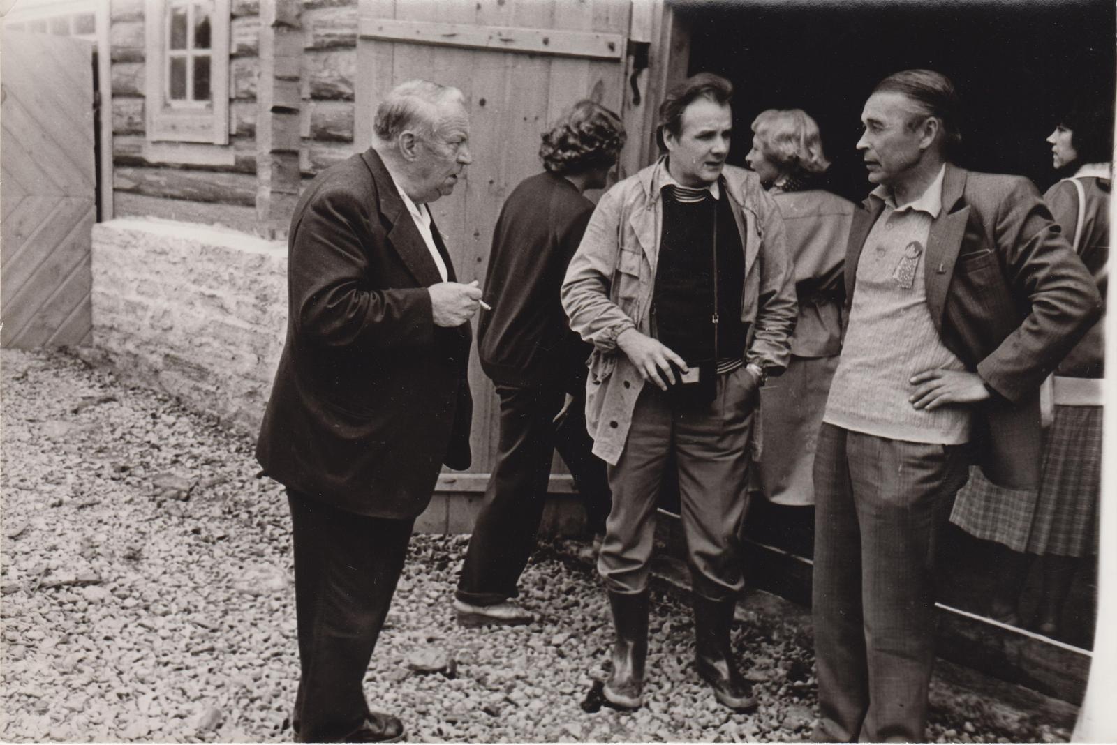 C. R. Jakobsoni Talumuuseumi teadusliku nõukogu liikmed koos külalistega tutvumas restaureeritud laudaga.