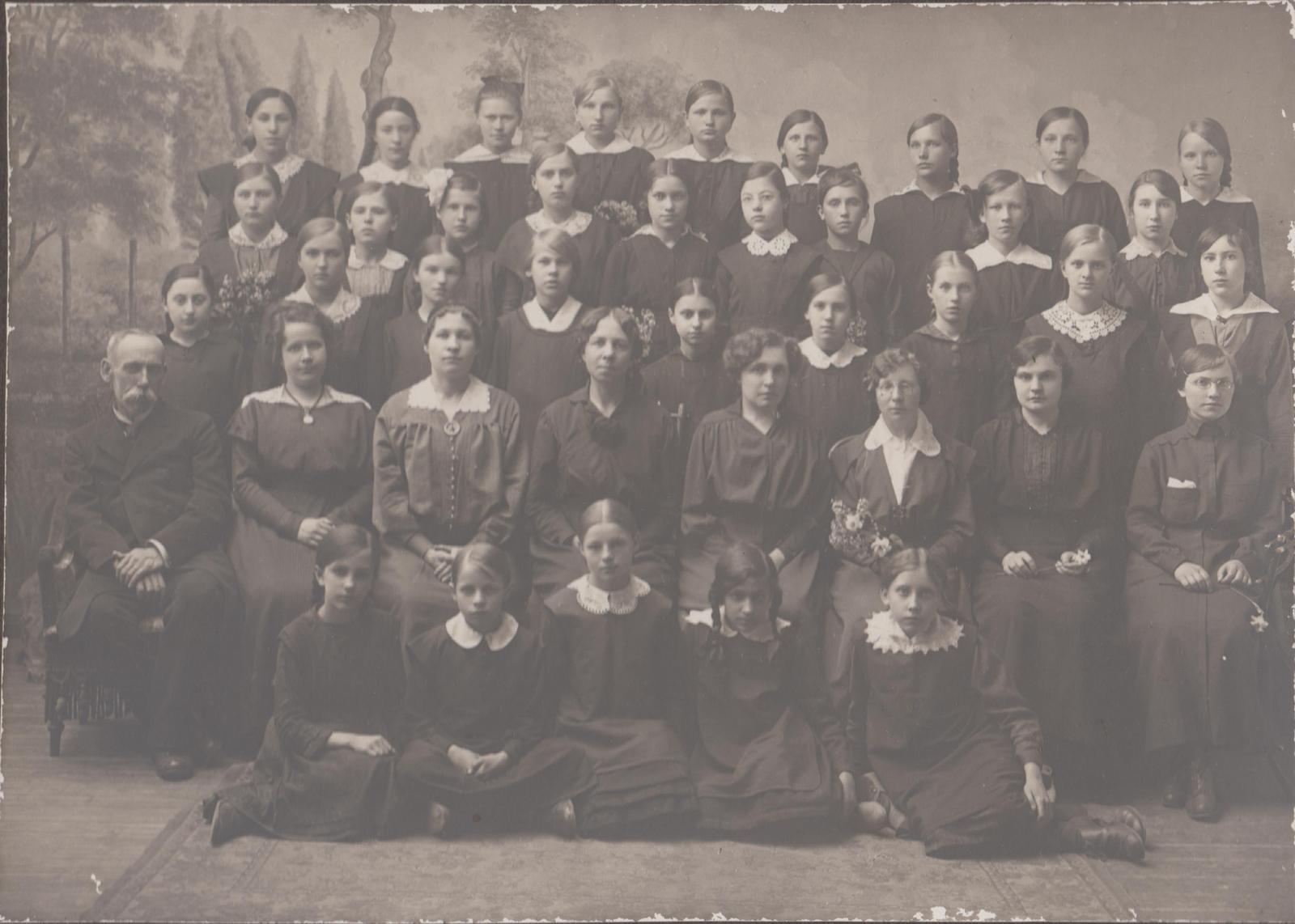Valga Tütarlaste Gümnaasiumi õpetajad ja kasvandikud.