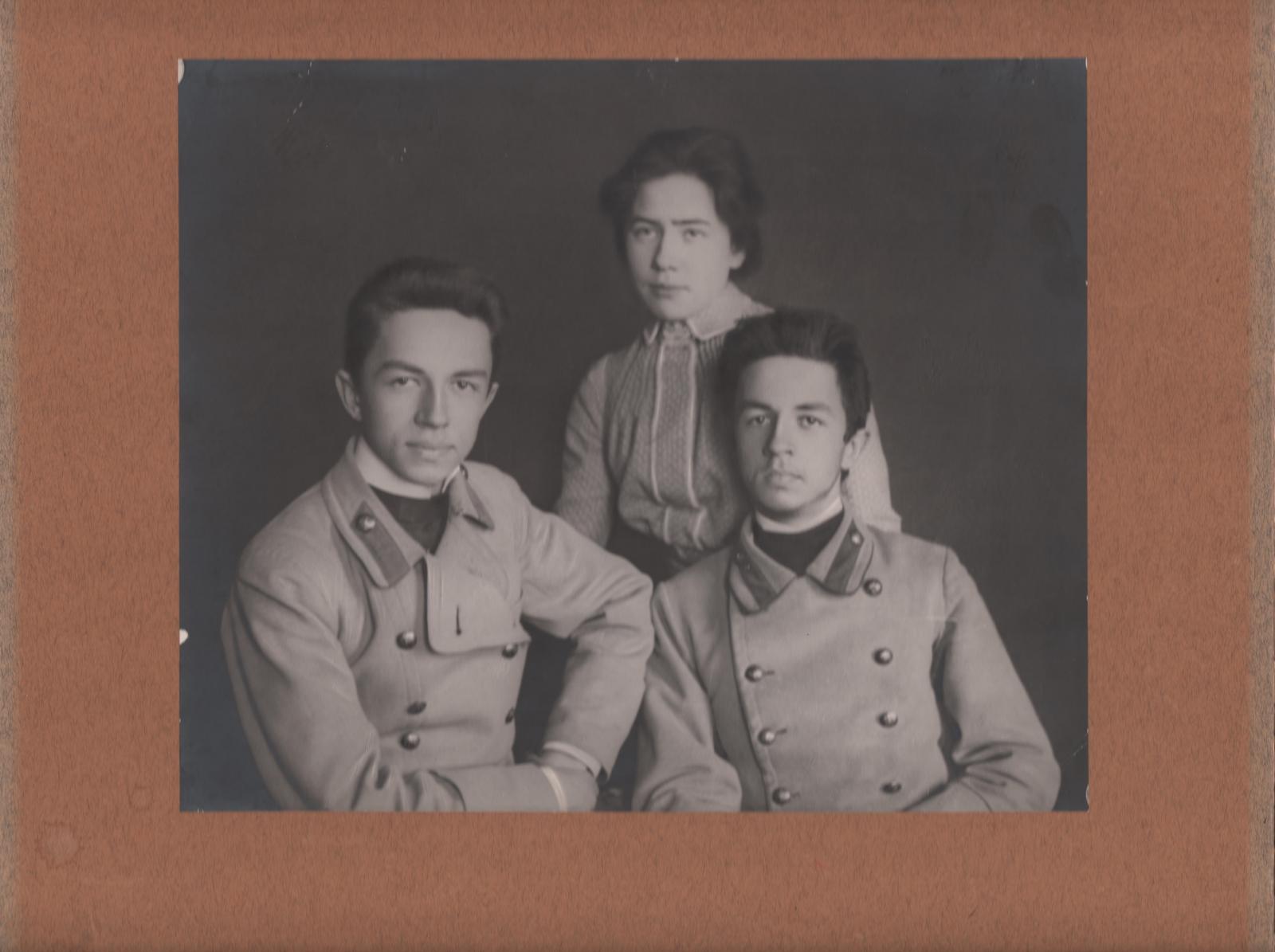 C. R. Jakobsoni õe Natalie lapsed Elmar, Nikolai ja Hilda.