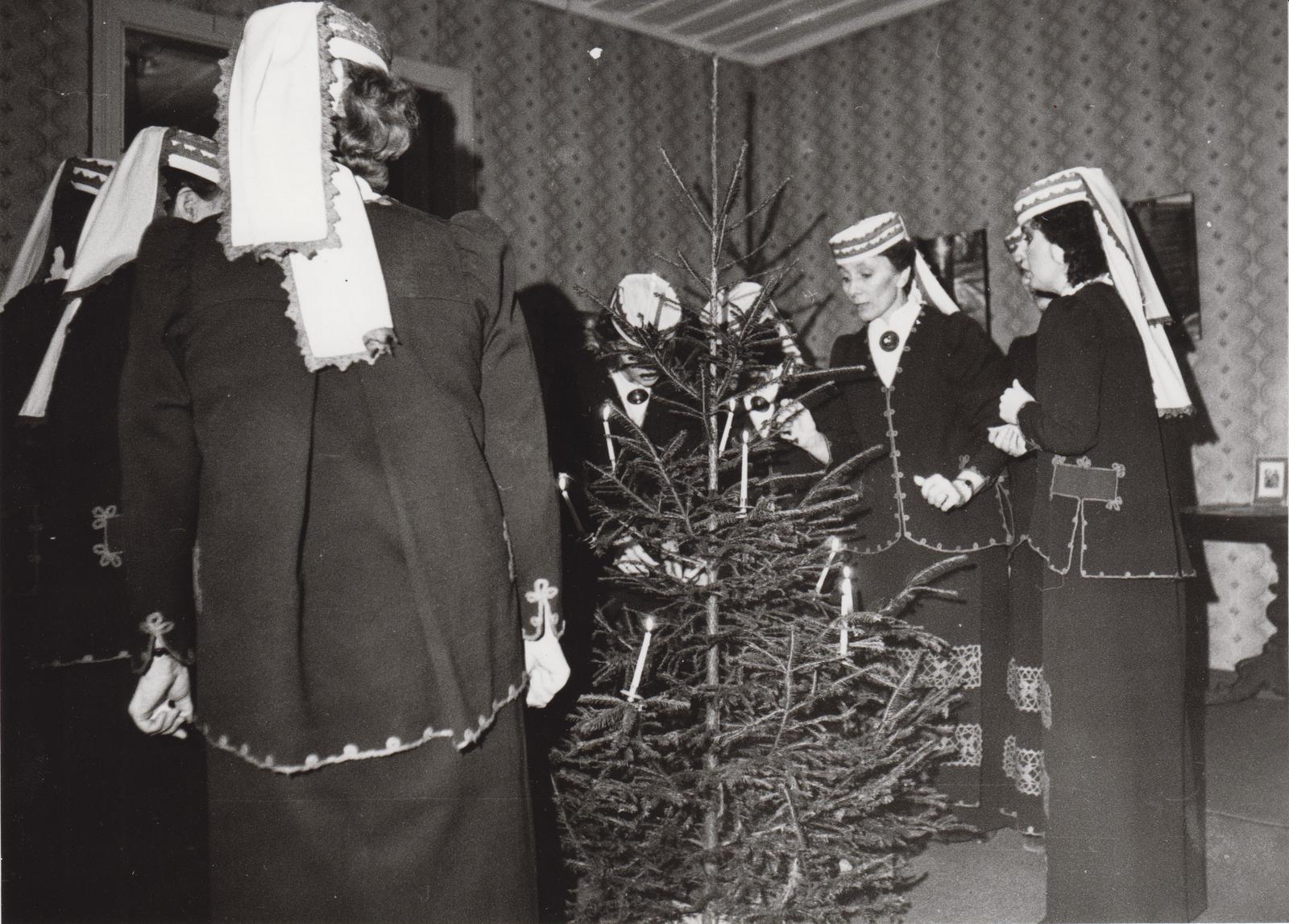 Ansambel "Linnutaja" C. R. Jakobsoni elumaja saalis jõulukuuse ümber.