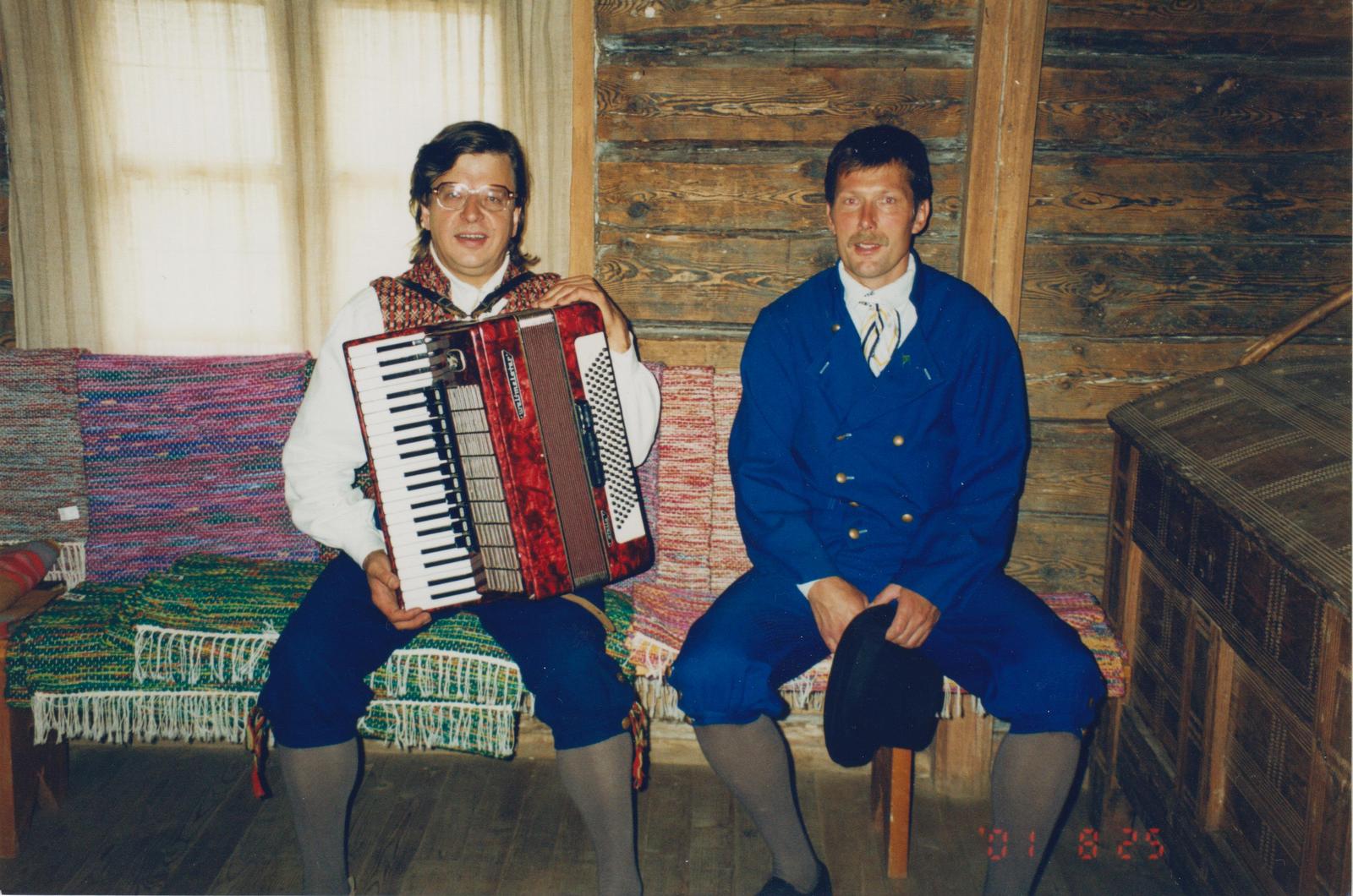 Talupäev Kurgjal. Pingil istuvad Arvet Toom ja Aivar Saar.