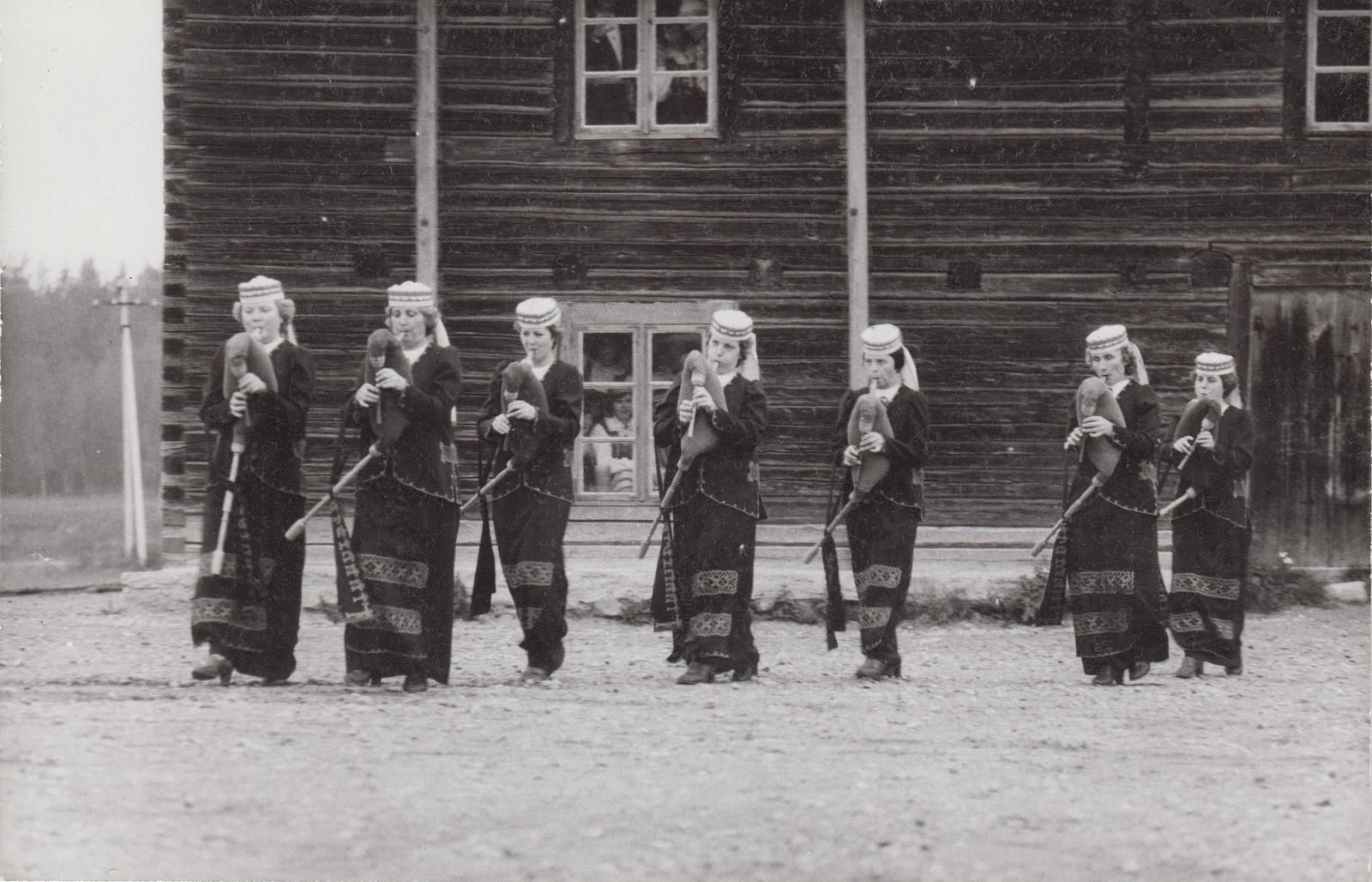 Eesti TV filmivõtted Kurgjal. Valmis film "Linnutaja laulud".