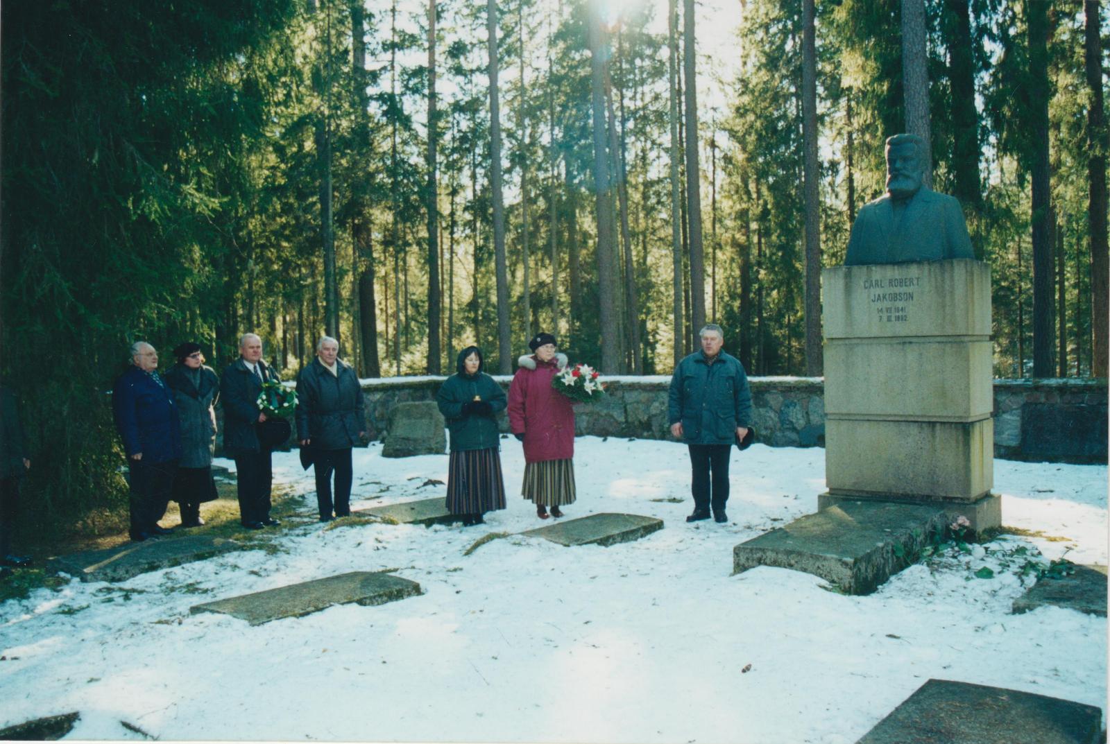 Jüri Kuuma raamatu "Carl Robert Jakobson - talurahva õpetaja ja põllumees" esitlus Kurgjal C. R. Jakobsoni surma-aastapäeval 2002. a.