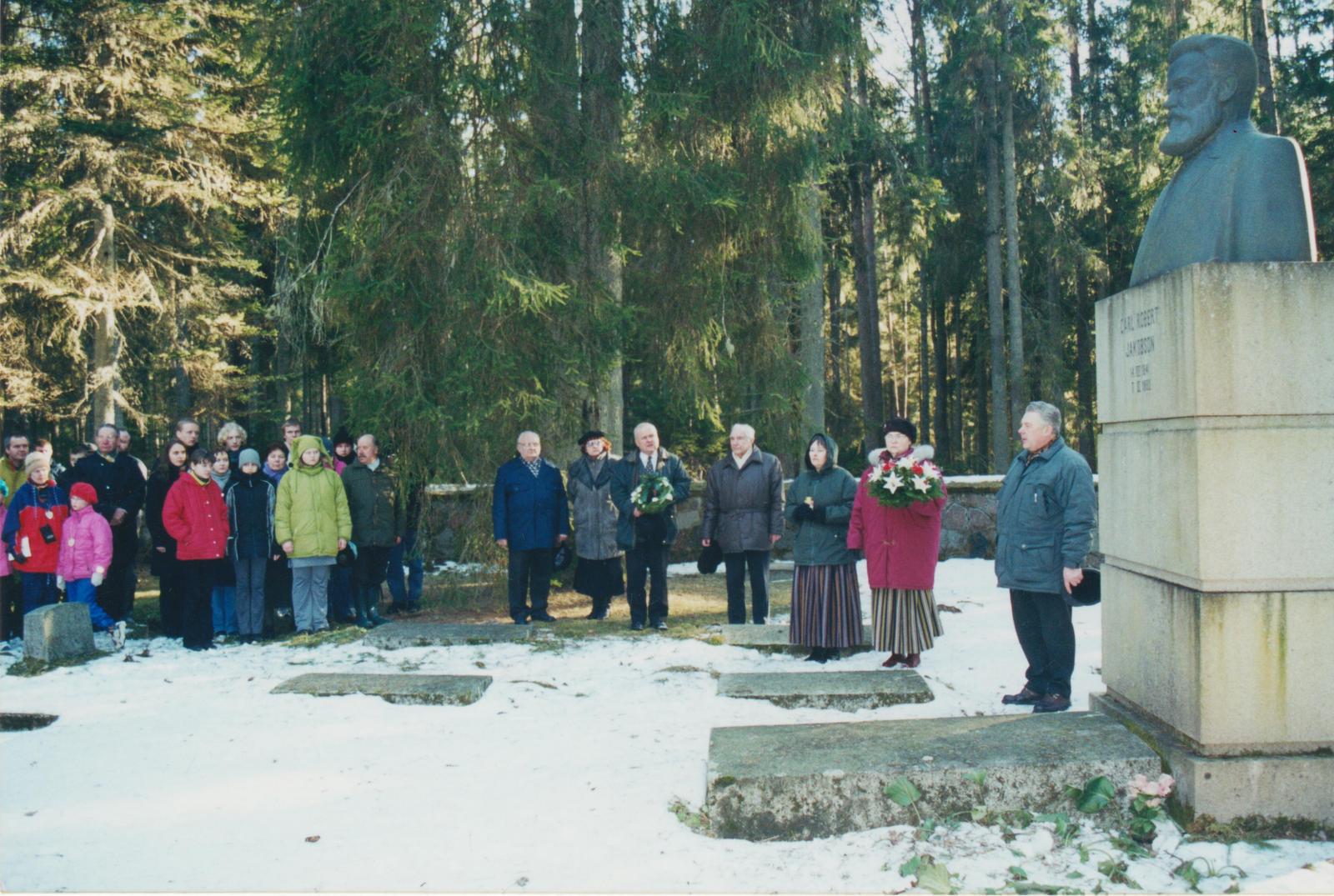 Jüri Kuuma raamatu "Carl Robert Jakobson - talurahva õpetaja ja põllumees" esitlus Kurgjal C. R. Jakobsoni surma-aastapäeval 2002. a.