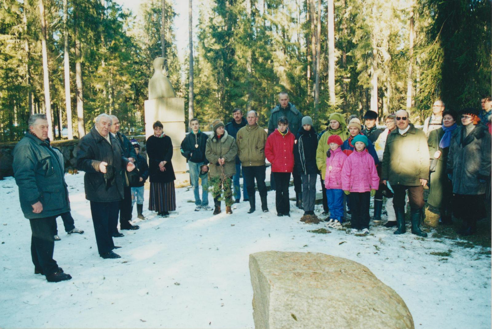 Jüri Kuuma raamatu "Carl Robert Jakobson - talurahva õpetaja ja põllumees" esitlus Kurgjal C. R. Jakobsoni surma-aastapäeval 2002. a.