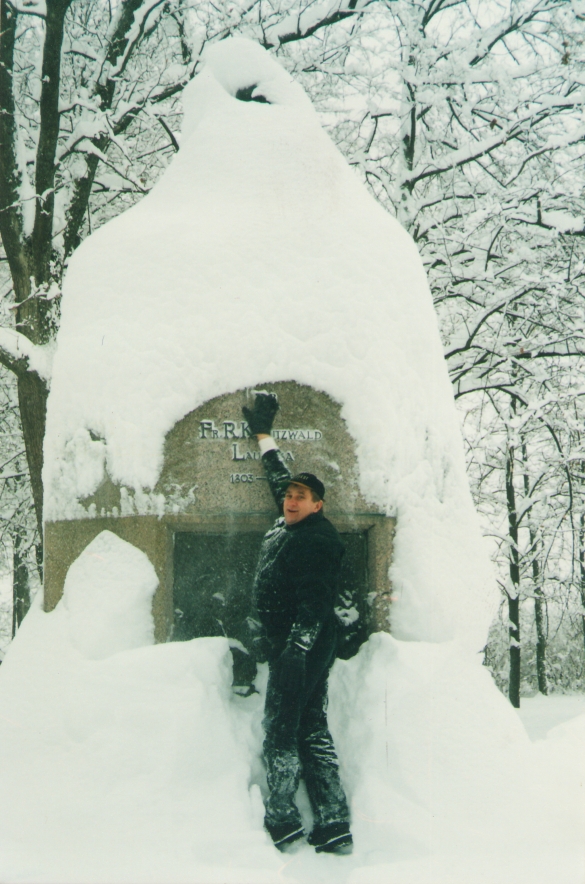 Foto. Artur Ruusmaa puhastab lumega kaetud Fr. R. Kreutzwaldi mälestussammast Võru pargis. 04.01.2002.