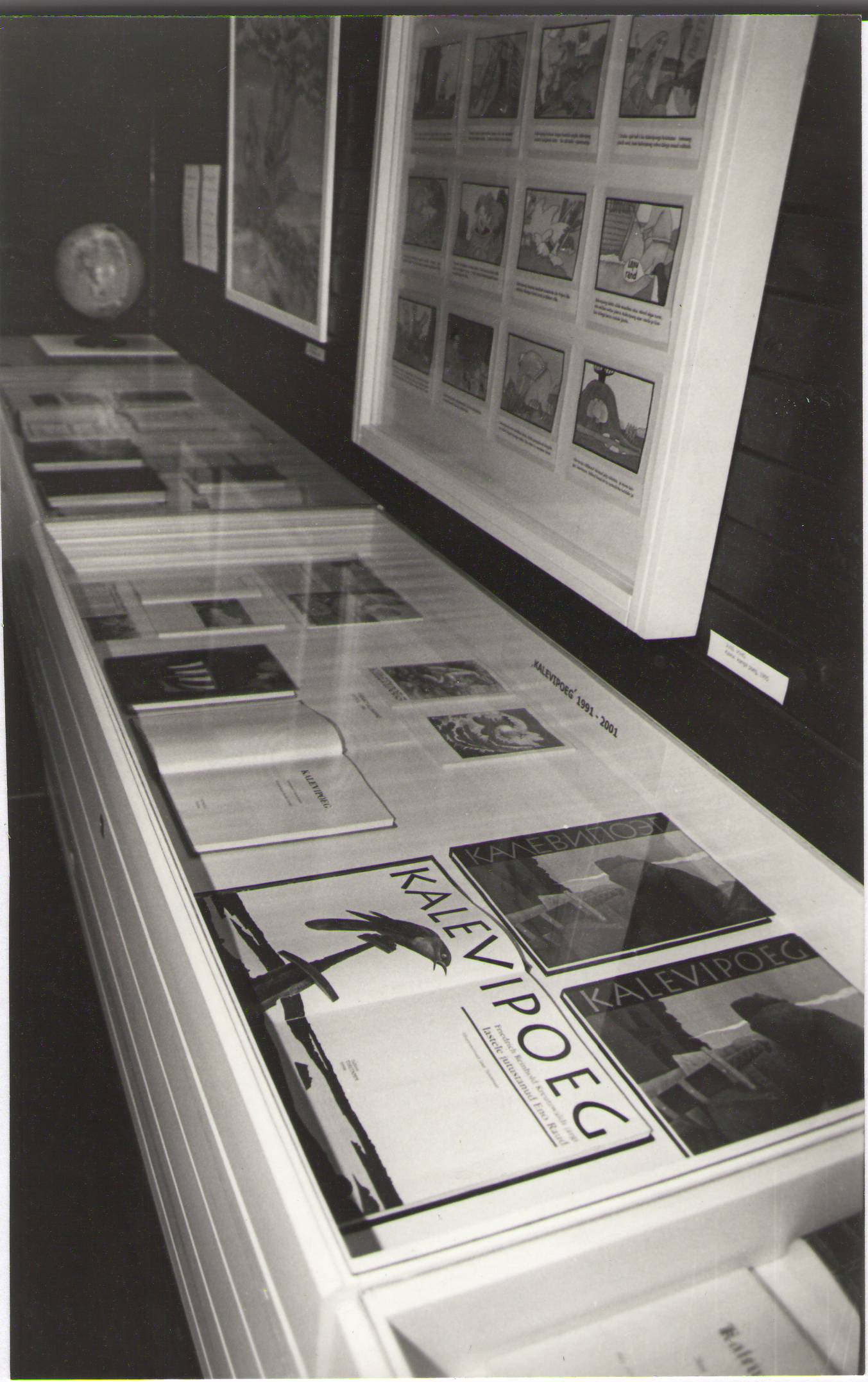 Foto. Näitus KALEVIPOEG INTERNETIVÄRAVAS. Võru, 2001.