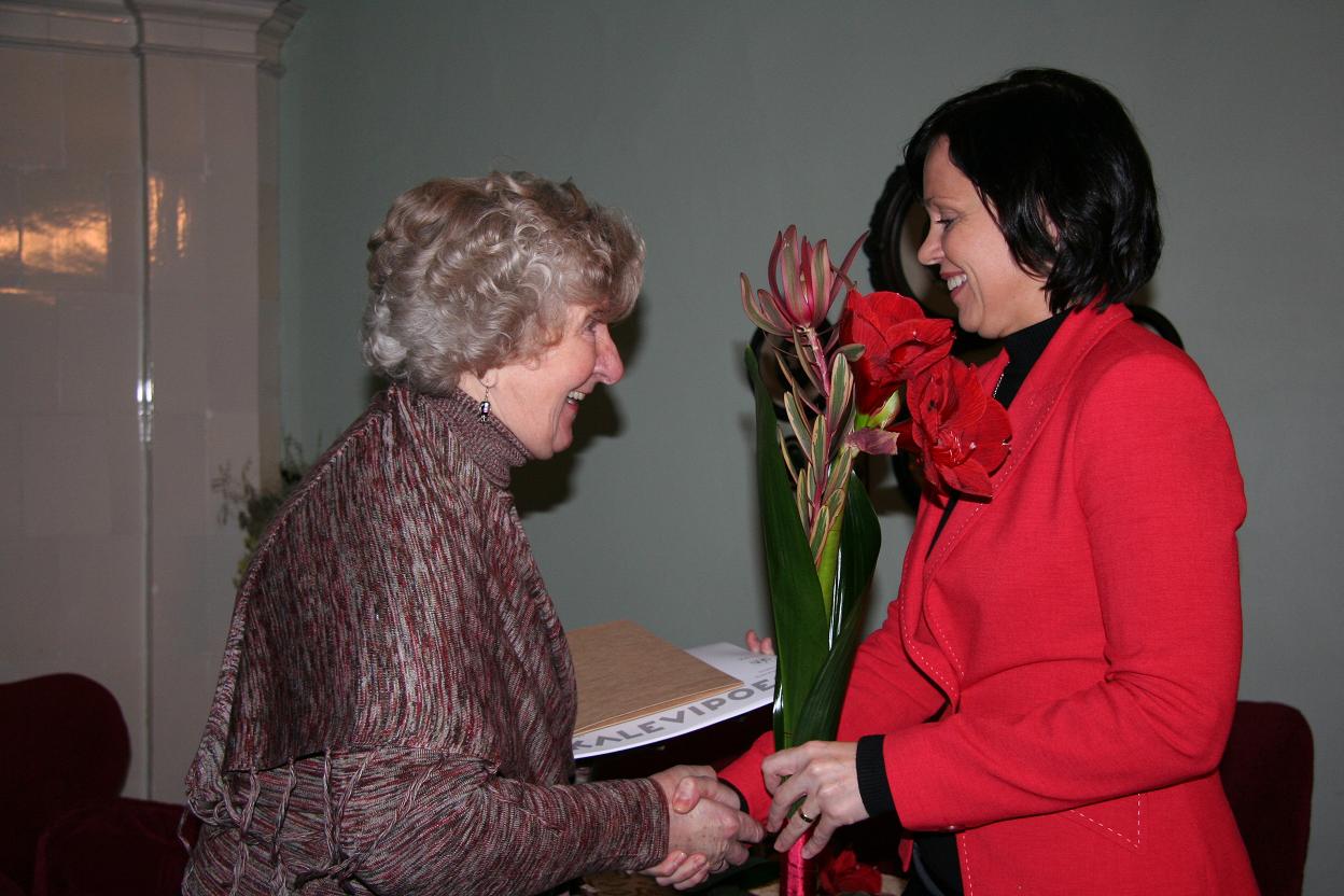 Foto. Kreutzwaldi mälestuspäev. Helju Kalme ja Võru linnapea Anneli Viitkin. Võru, 14.12.2009.