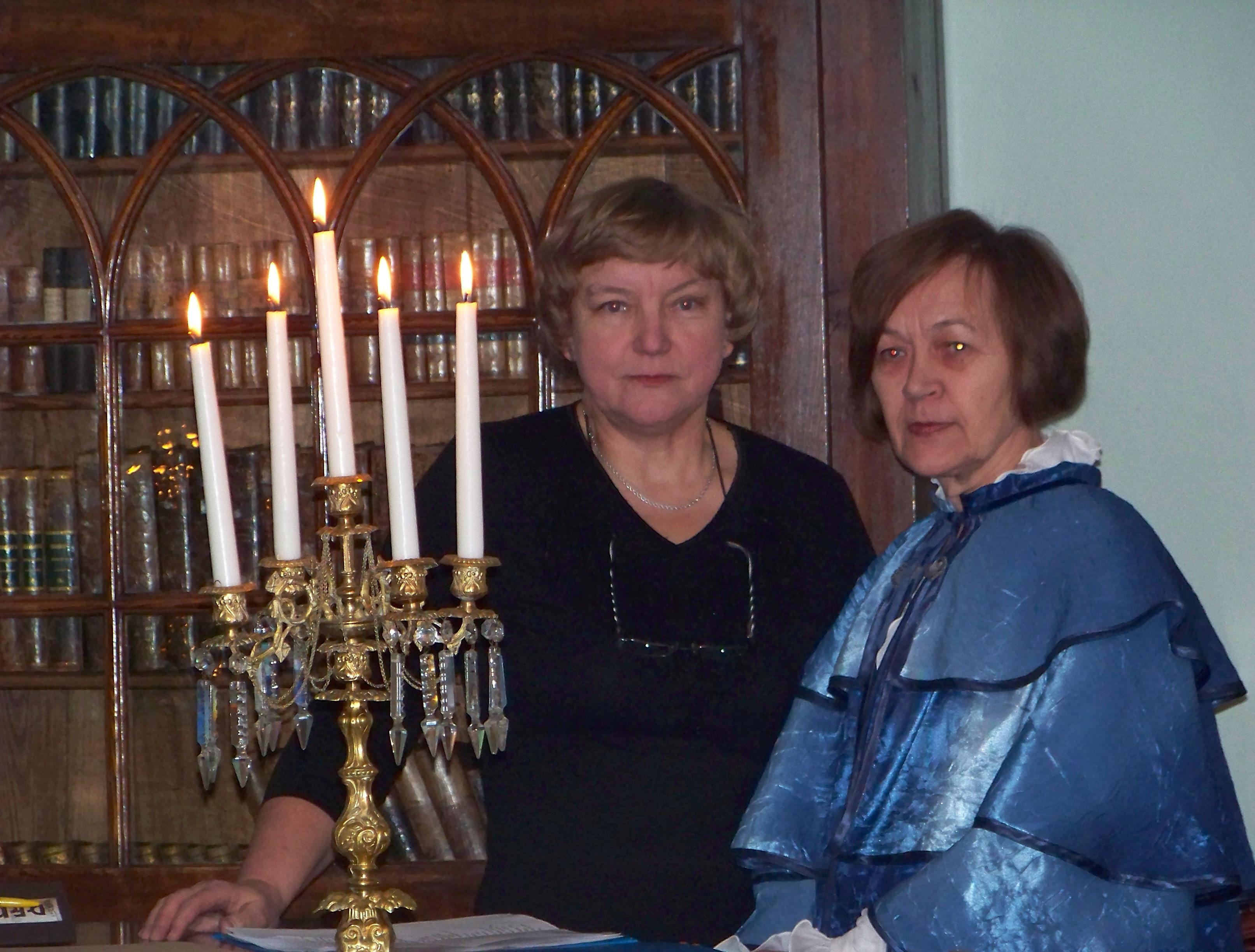 Foto. Kreutzwaldi mälestuspäev. Siiri Toomik ja Aimi Hollo. Võru, 14.12.2009.