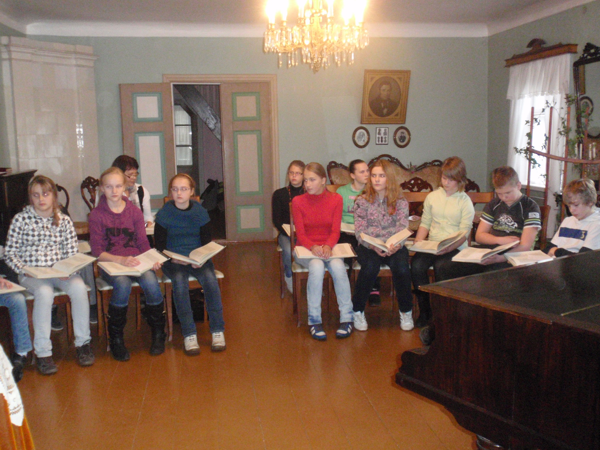 Foto. KALEVIPOJA lugemine. Võru Kesklinna Gümnaasiumi 6b klass. Võru, 11.11.2010.