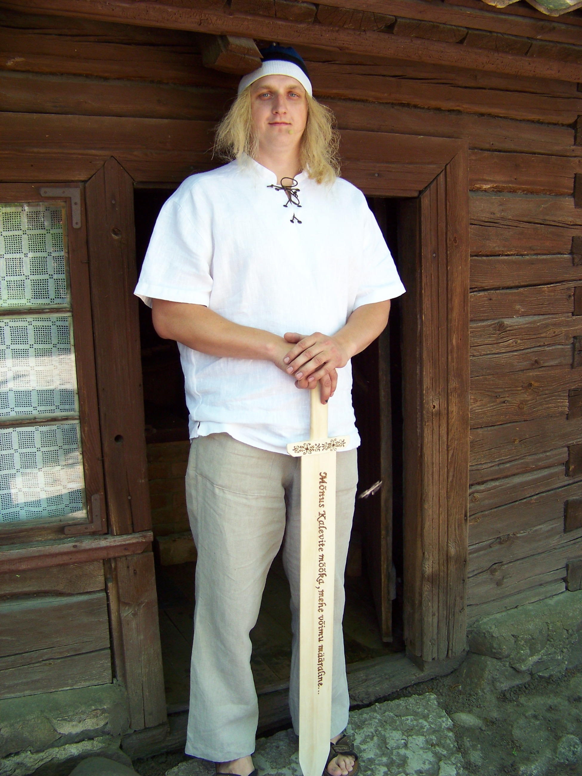 Foto. MUINASVÄRAVA AVAMINE. Kalevipoeg (Eiko Jõgi). Võru, 20.05.2010.