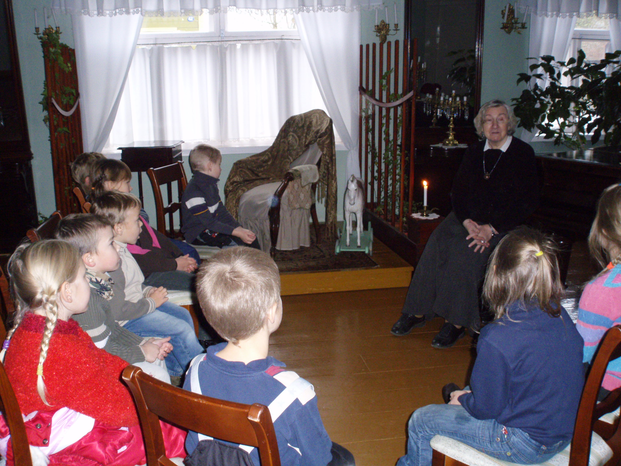 Foto. Lasteaed PÄKAPIKK muuseumis muinasjuttu kuulamas. Võru, 2009.