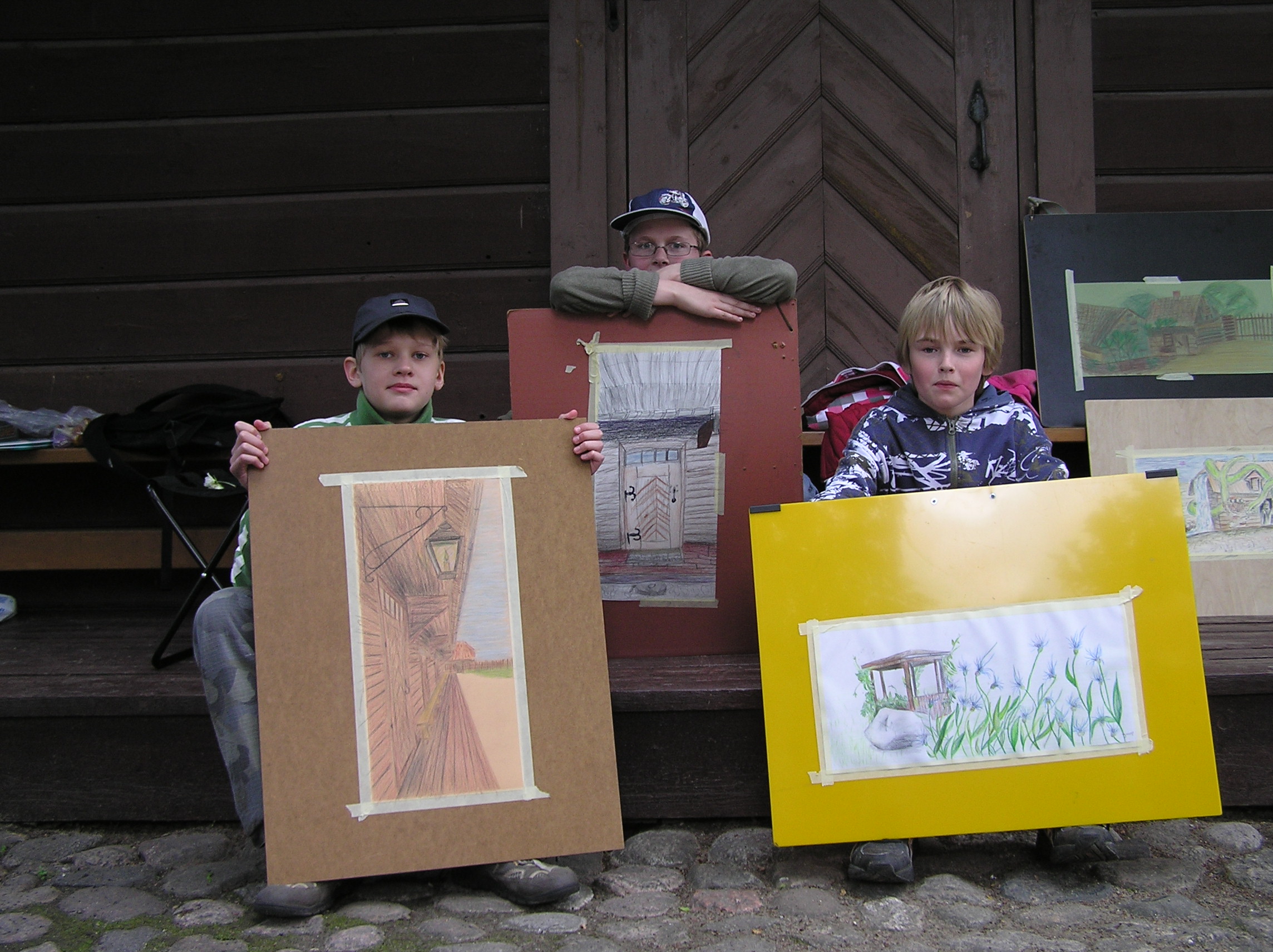 Foto. Võru Kunstikooli suvelaager muuseumis joonistamas (Rammo, Toom, Sepp). Võru, 2009.