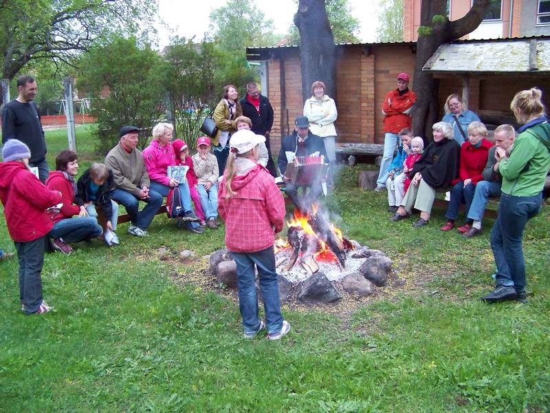 Foto. Muuseumiöö. Jutud lõkke ääres. Võru, 14.05.2011.