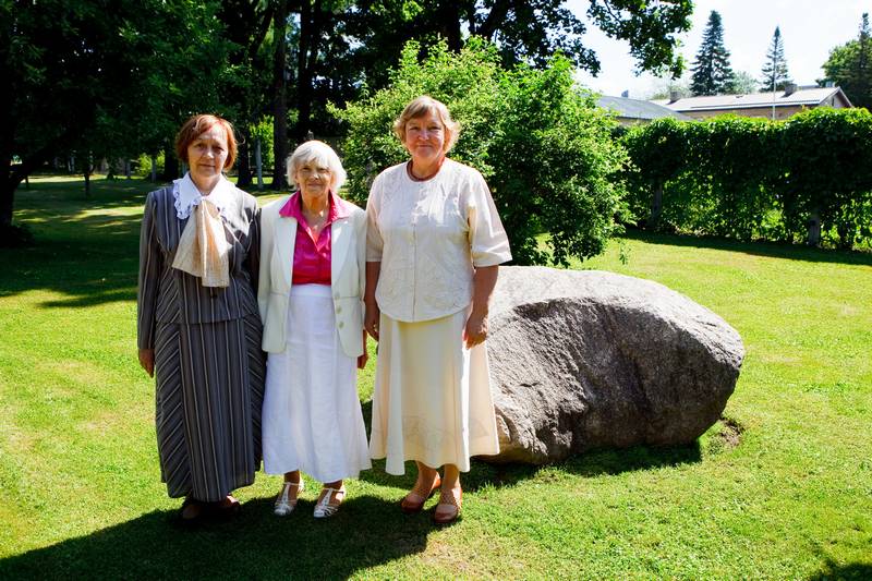 Foto. Aimi Hollo, Heivi Pullerits, Siiri Toomik. Võru, 28.06.2011.