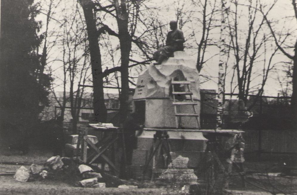 Foto. Fr. R. Kreutzwaldi mälestussamba aluse rekonstrueerimine. Võru, 1987.