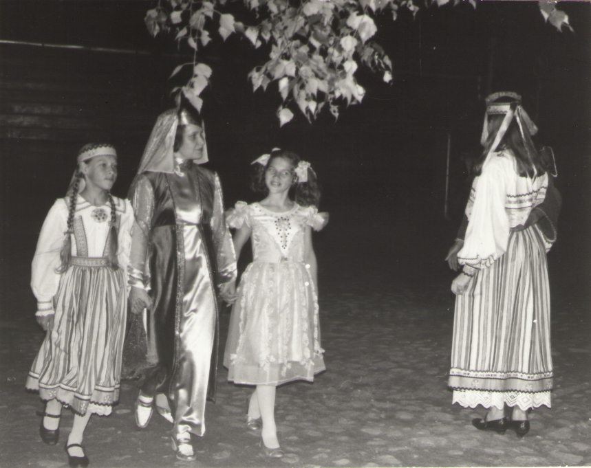 Foto. Papa Kreutzwaldi õueteatri etendus TONTLA. Võru, 2000.