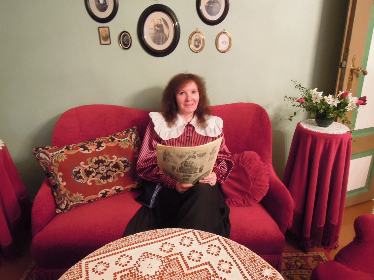 Foto. Muuseumitöötajad muuseumiöö näitemängus INIMESED KREUTZWALDI MAJAS. Võru, 18.05.2013.