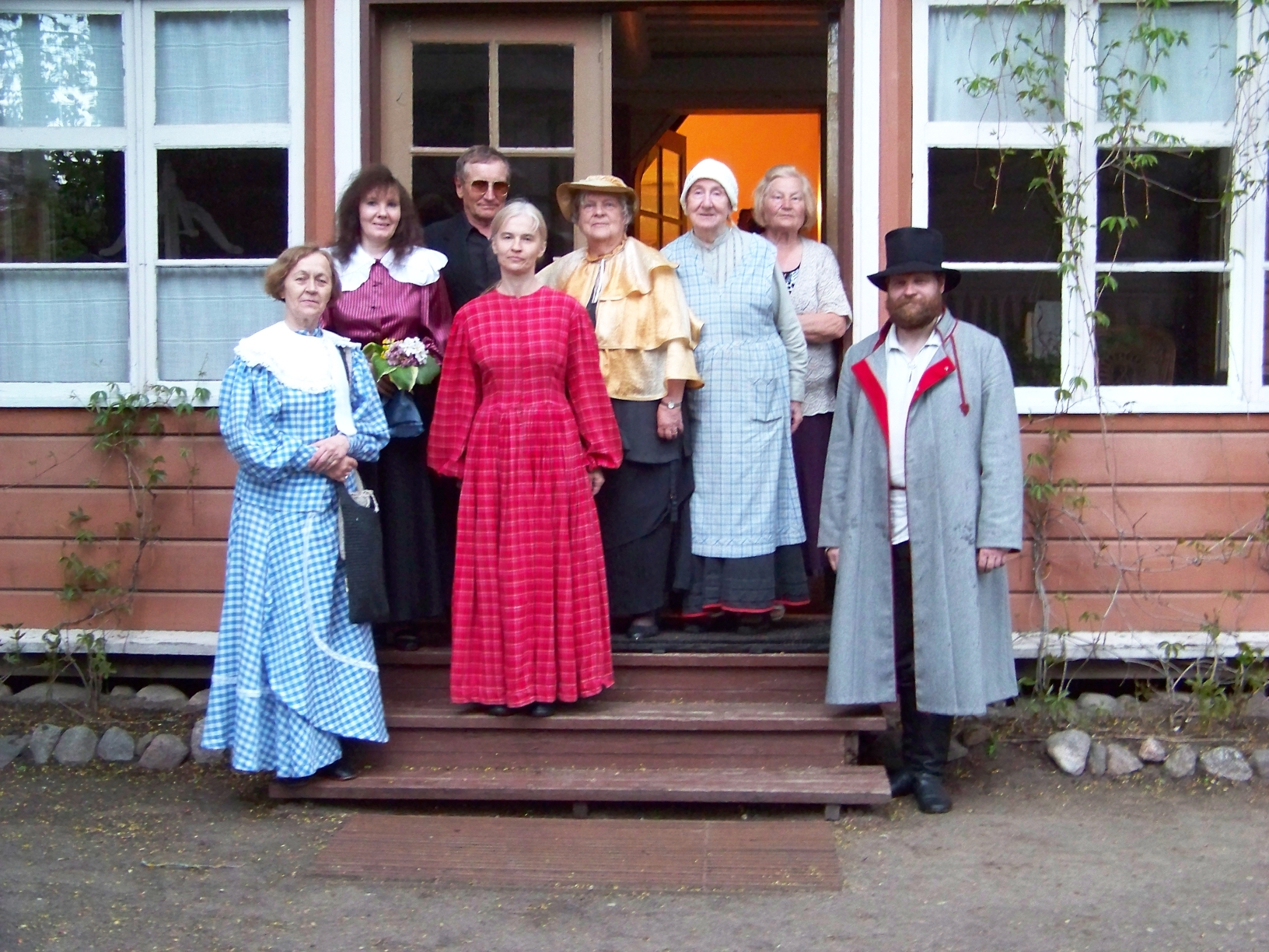 Foto. Muuseumiöö näitemängus INIMESED KREUTZWALDI MAJAS osalenud muuseumitöötajad. Võru, 18.05.2013.