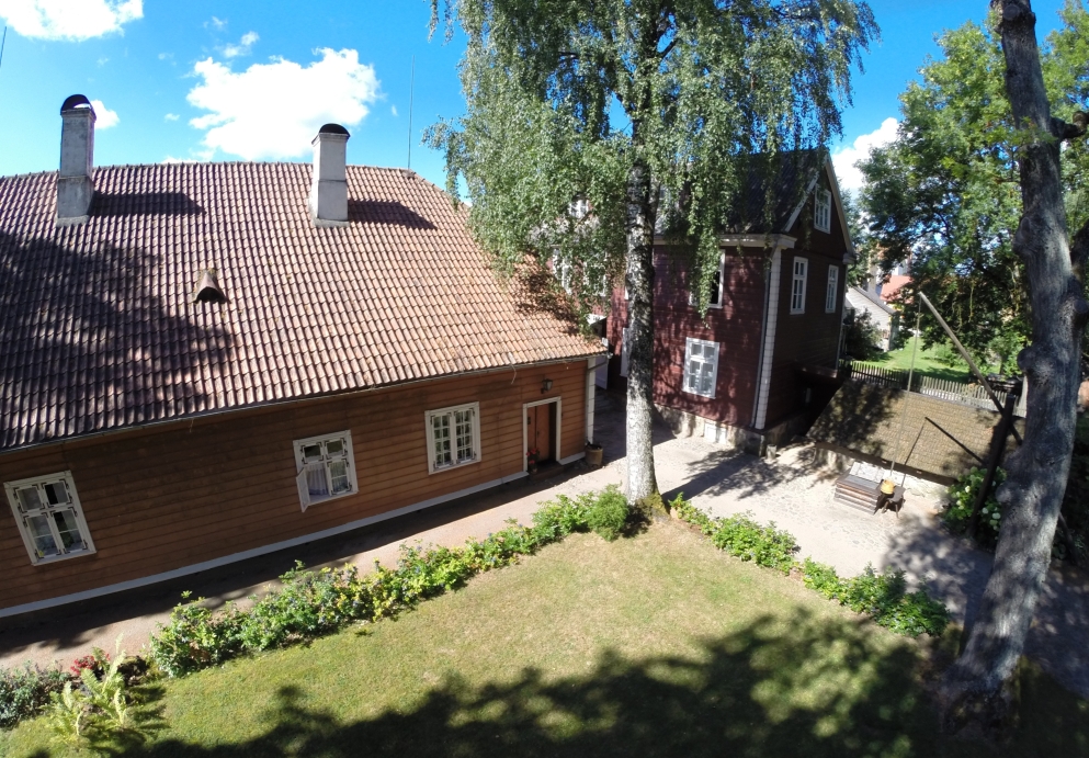 Foto. Vaade Dr. Fr. R. Kreutzwaldi Memoriaalmuuseumi õuele (ülalt). Võru, 01.08.2014.