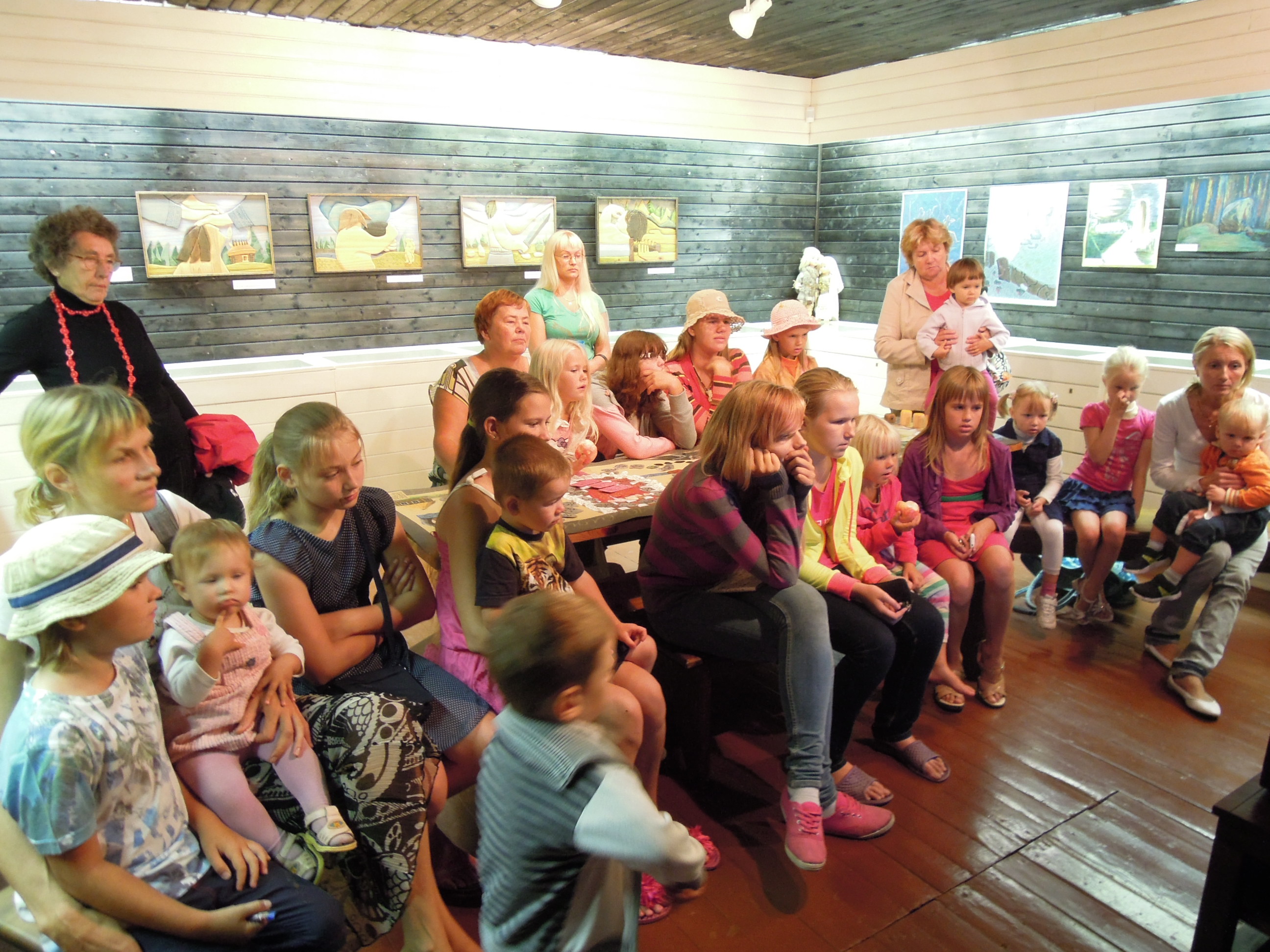 Foto. FILMI VAATAMINE muuseumi aidas. Võru, 21.08.2013.