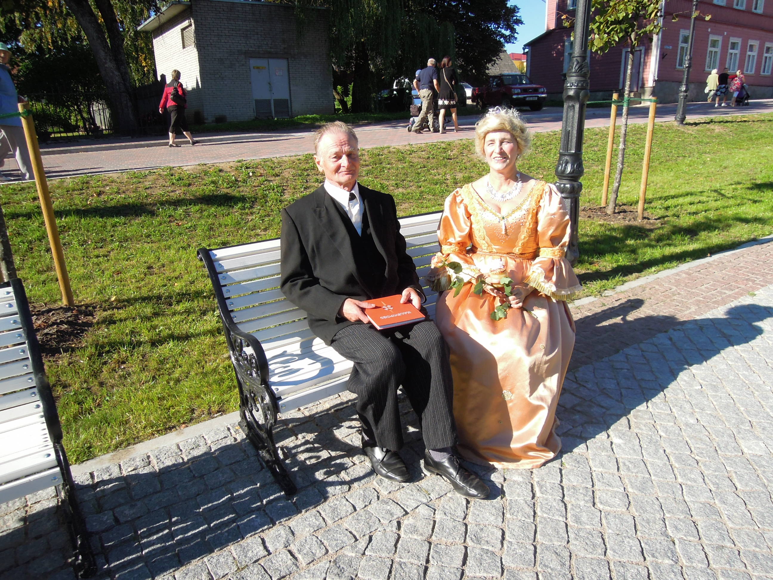 Foto. KATARIINA II (Silvi Jansons) ja Fr. R. KREUTZWALD (Kalju Liiver). Võru, 06.09.2013.