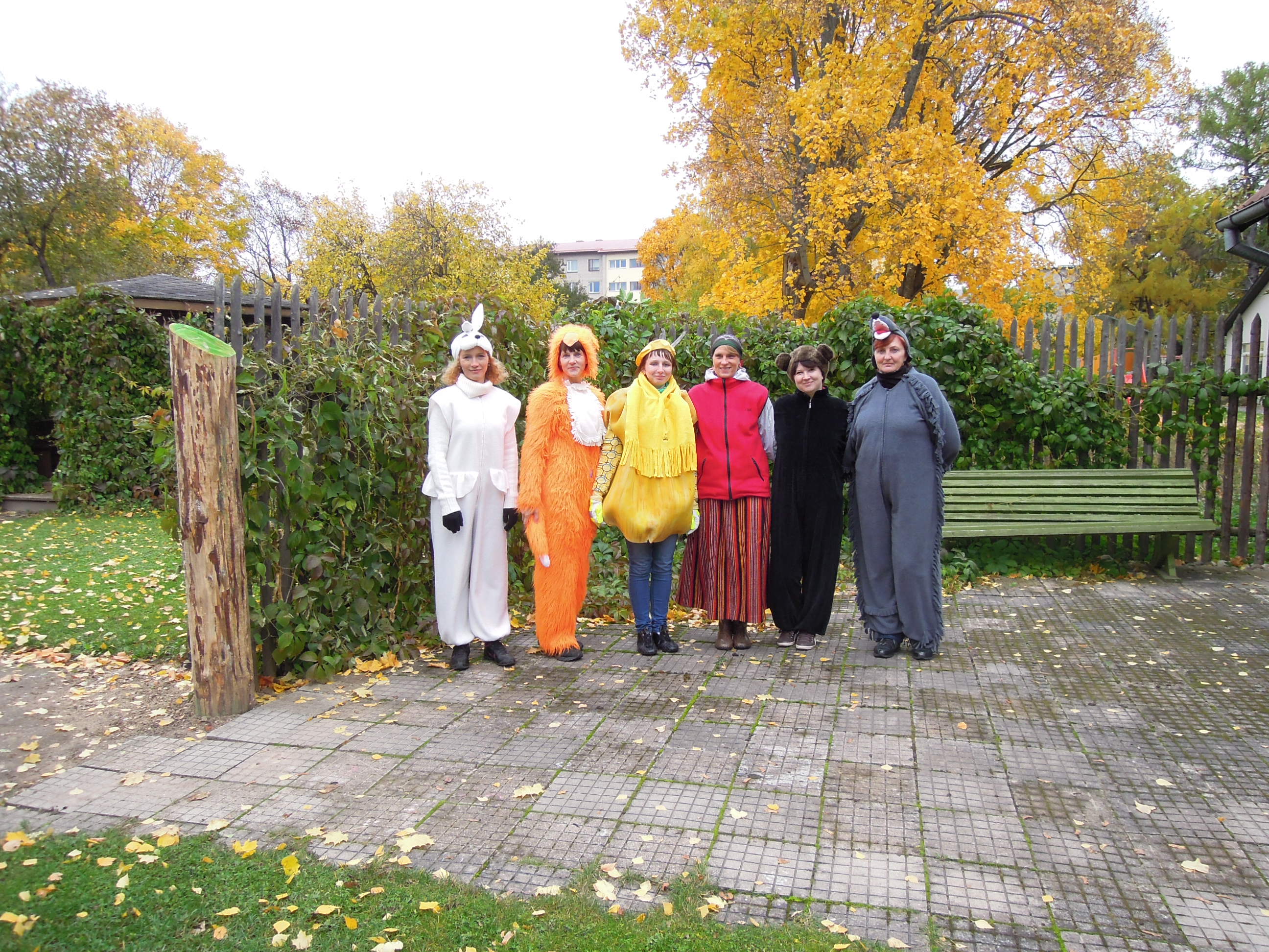 Foto. Etenduse KAKUKE osatäitjad (Lasteaed PÄKAPIKK). Võru, 09.10.2013.