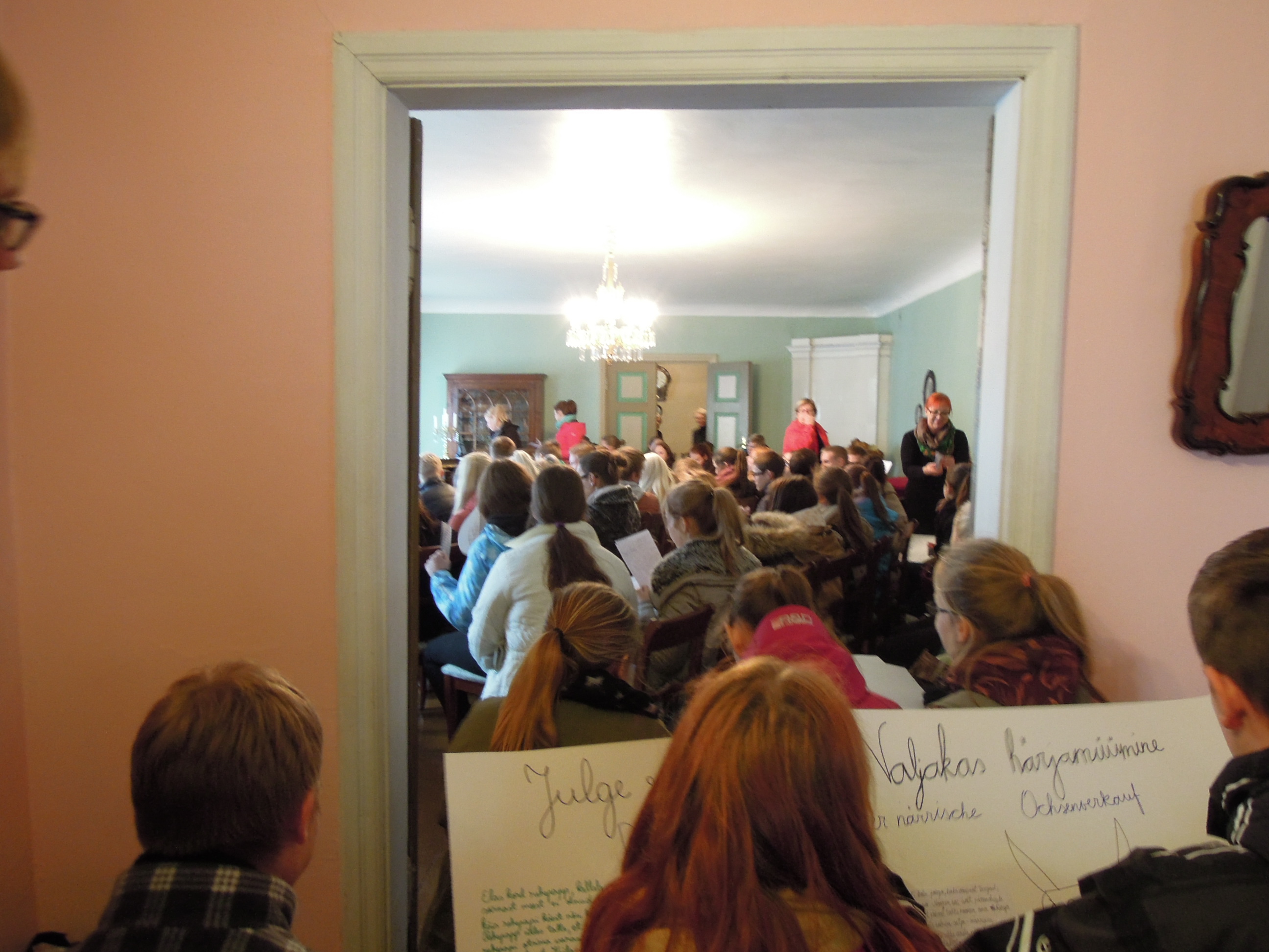 Foto. Võru Kreutzwaldi Gümnaasiumi 11 klasside ainepäev muuseumis. Võru, 18.10.2013.