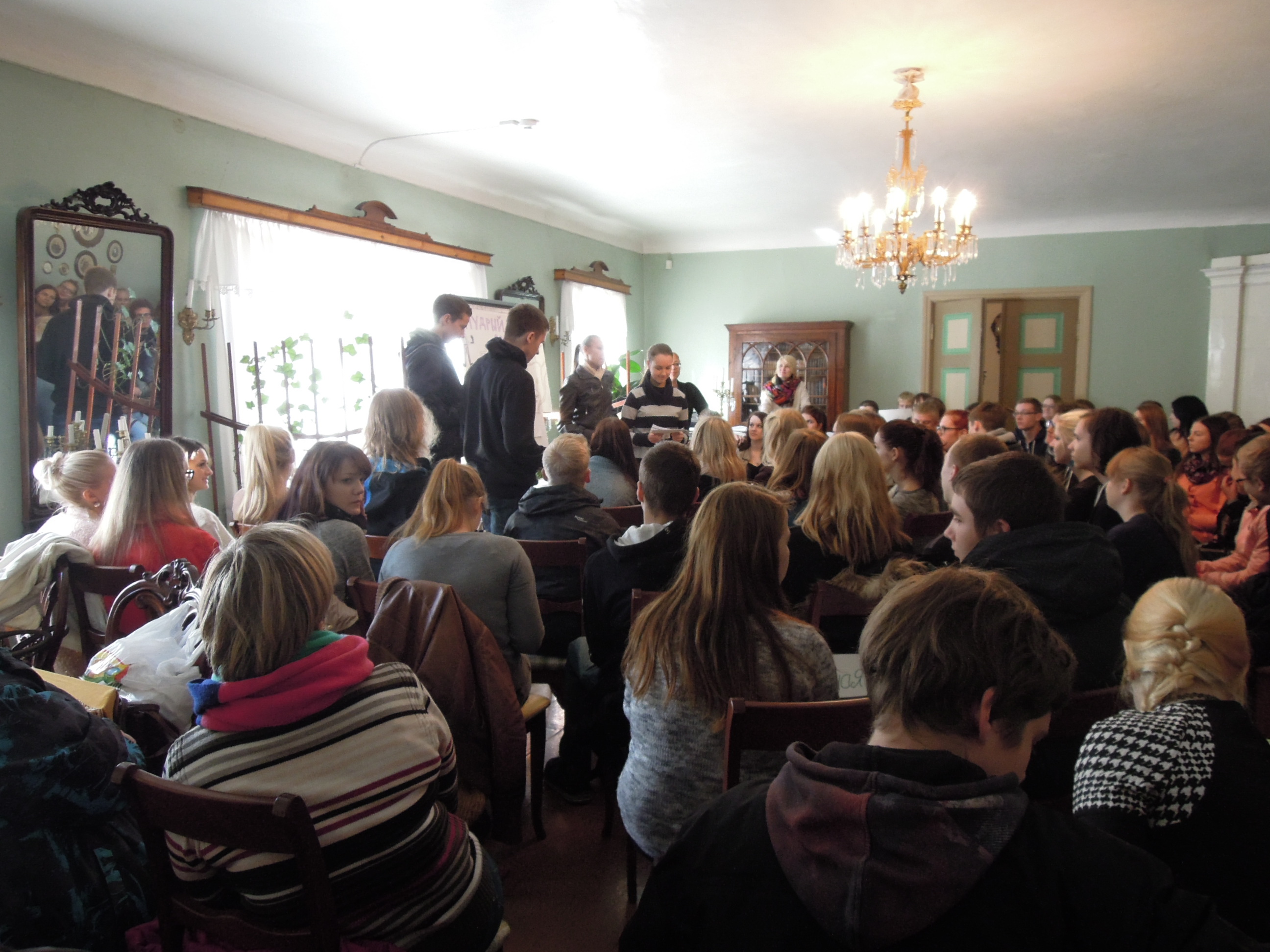 Foto. Võru Kreutzwaldi Gümnaasiumi 11 klasside ainepäev muuseumis. Võru, 17.10.2014.