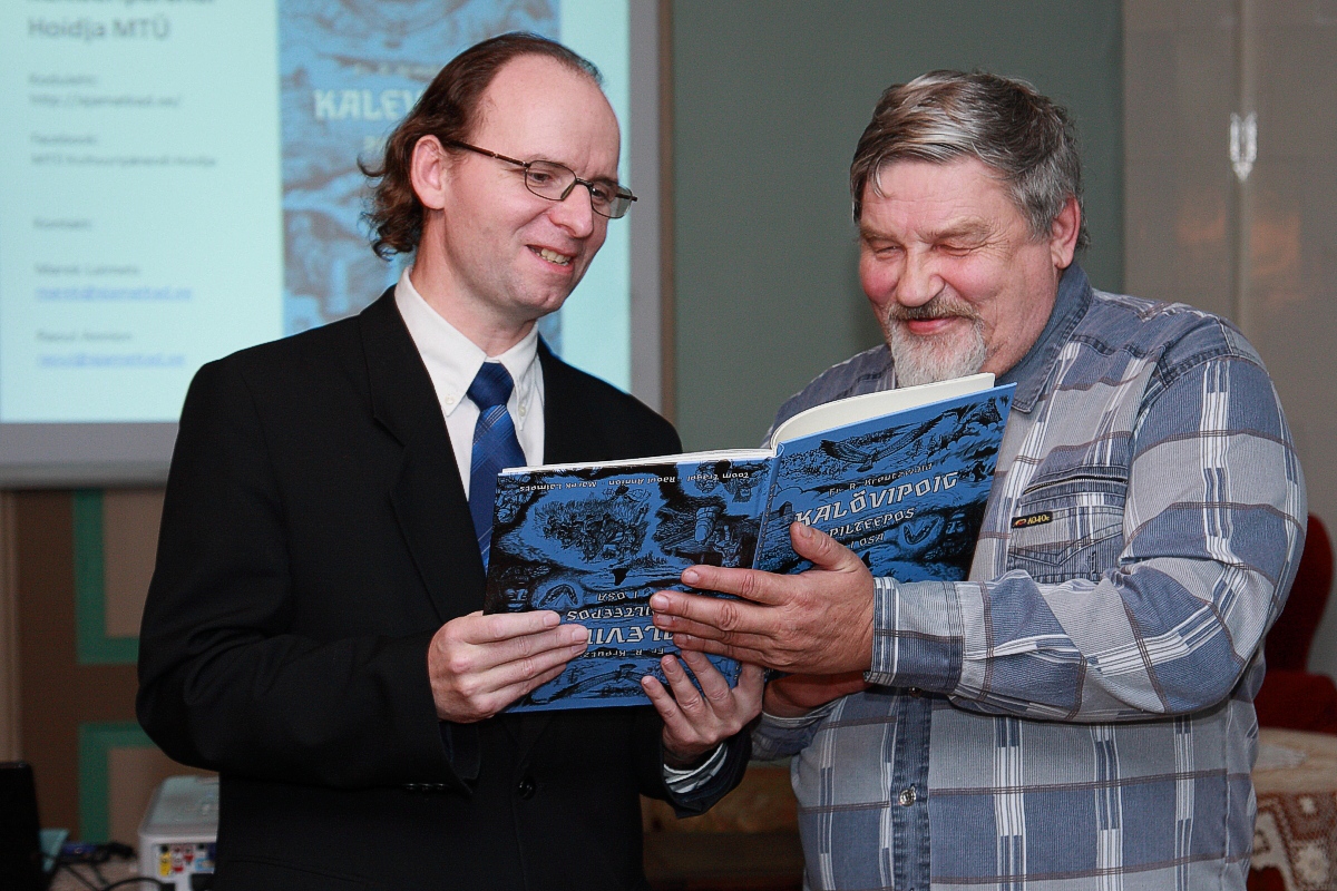 Foto. Urmas Kalla ja Paul Hagu esinemas Kreutzwaldi mälestuspäeval. Võru, 14.12.2014.