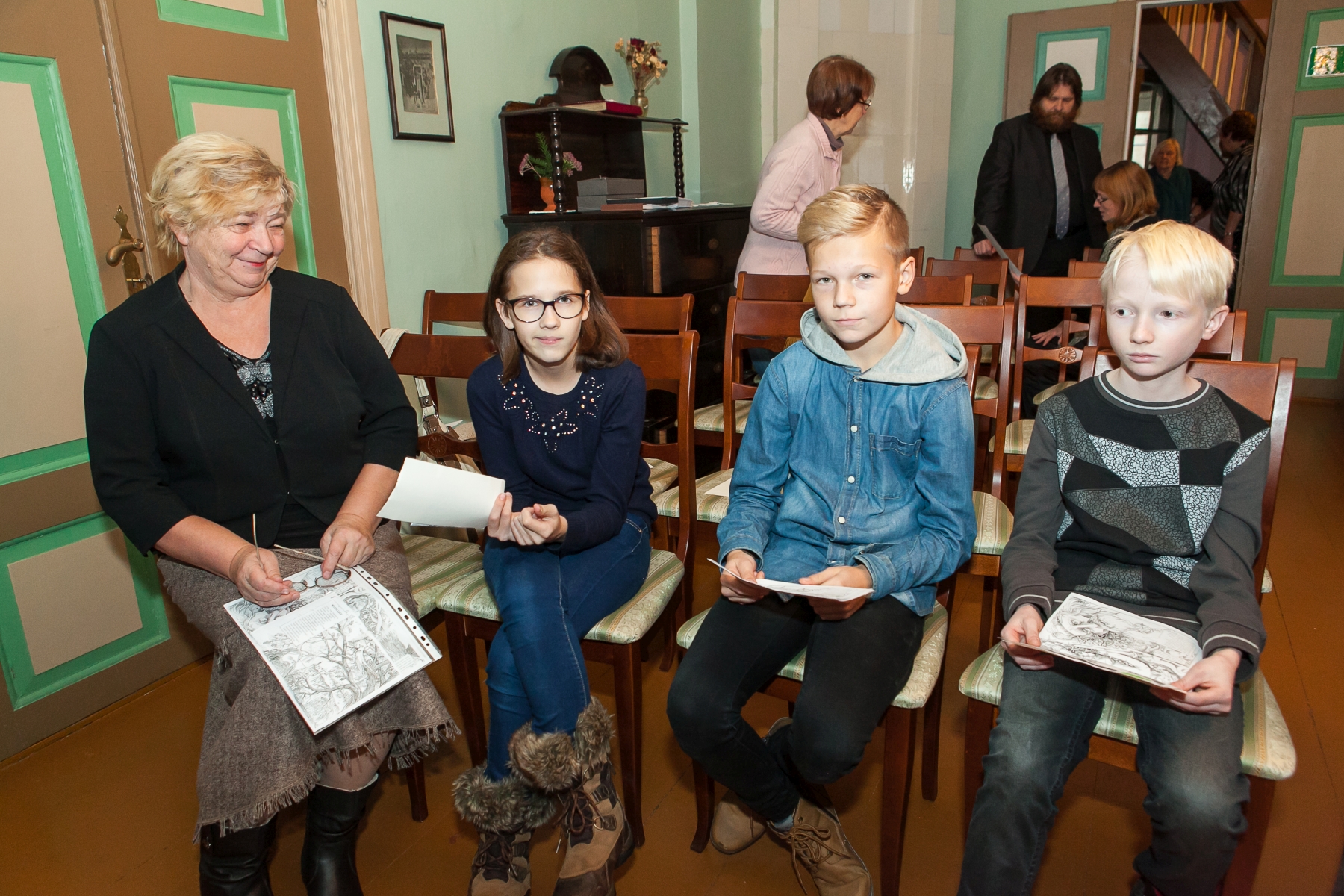 Foto. Võru Kreutzwaldi Kooli õpetaja ja õpilased pilteepose “Kalevipoeg/ Kalõvipoig” II osa esitlusel. Võru, 11.11.2016.