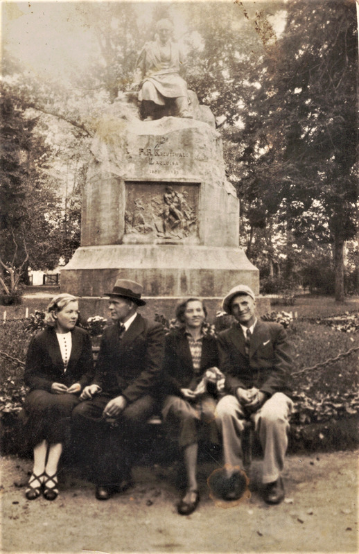 Foto. Seltskond Fr. R. Kreutzwaldi mälestussamba juures. Võru, 1937.