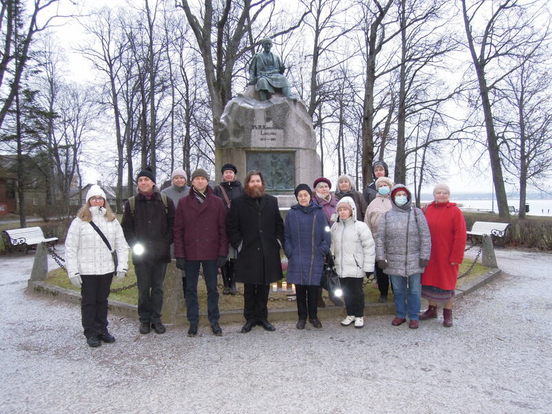 Foto. Kreutzwaldi mälestuspäevast osavõtjad Kreutzwaldi mälestussamba juures. Võru, 14.12.2020.