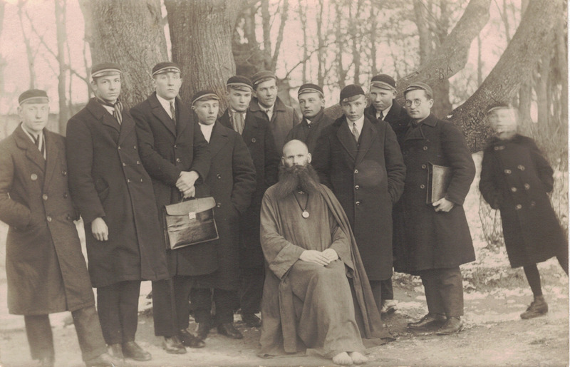 Foto. Võru poeglaste gümnaasiumi õpilased koos Vend Vahindraga Kreutzwaldi mälestussamba juures. Võru, 1927.