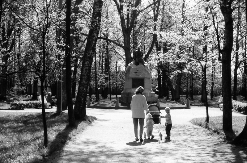 Foto. Fr. R. Kreutzwaldi mälestussammas. Võru, 1995.