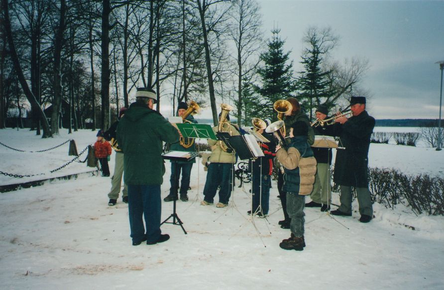 Foto. Kreutzwaldi mälestuspäev. MISSO KK PASUNAKOOR. Võru, 14.12.2003.