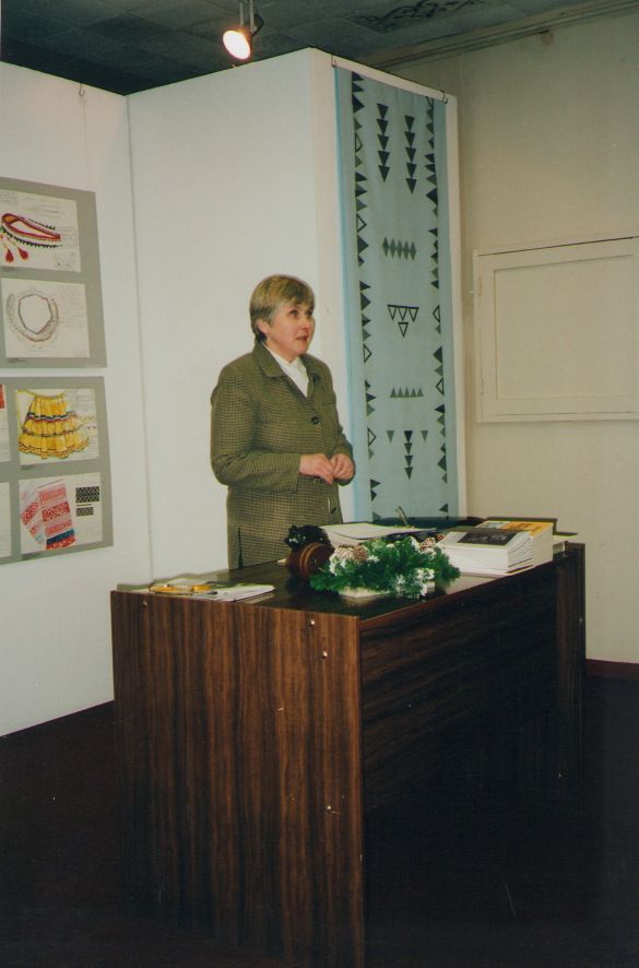 Foto. Kreutzwaldi mälestuspäev. Esineb Kultuuriministeeriumi esindaja MALL KAEVATS. Võru, 14.12.2003.