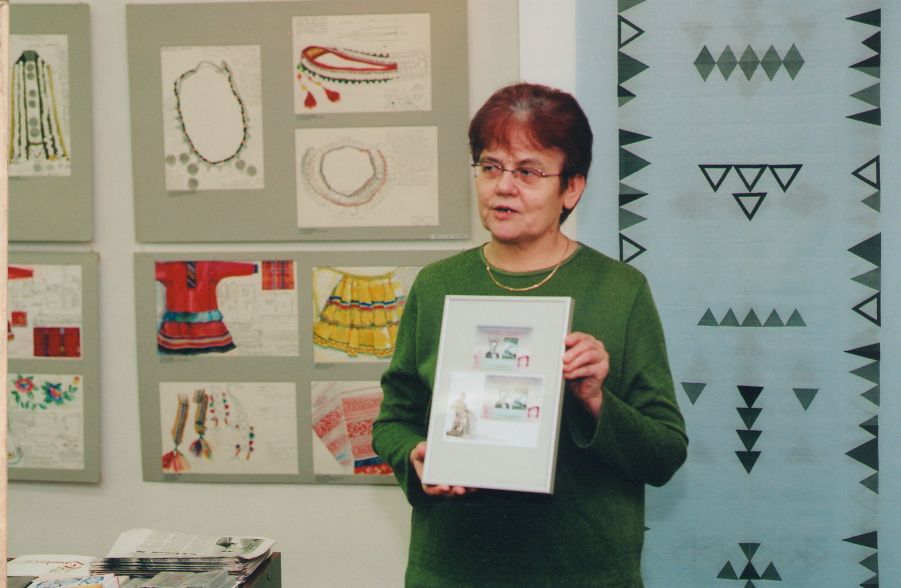 Foto. Kreutzwaldi mälestuspäev. Veera Karro annab üle Eesti Posti kingitust. Võru, 14.12.2003.