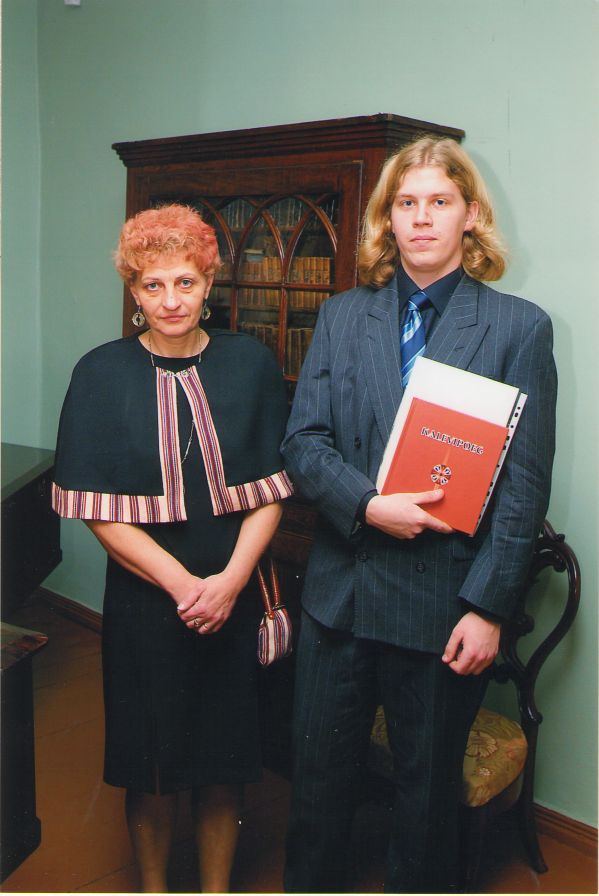 Foto. Kreutzwaldi mälestuspäev. Siim Meeliste ja Ragna Meeliste. Võru, 17.12.2004.